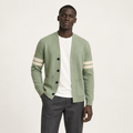 Cardigan boutonné à bandes contrastées vert clair porté par un mannequin IVAREE, vue de face