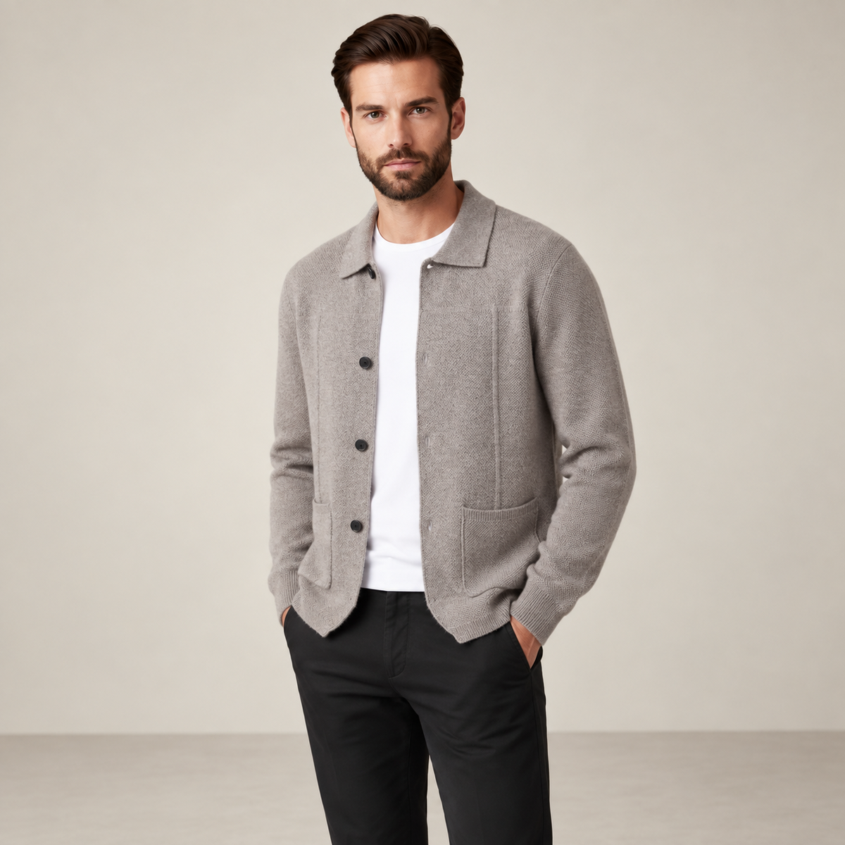 Détail du cardigan en cachemire beige IVAREE