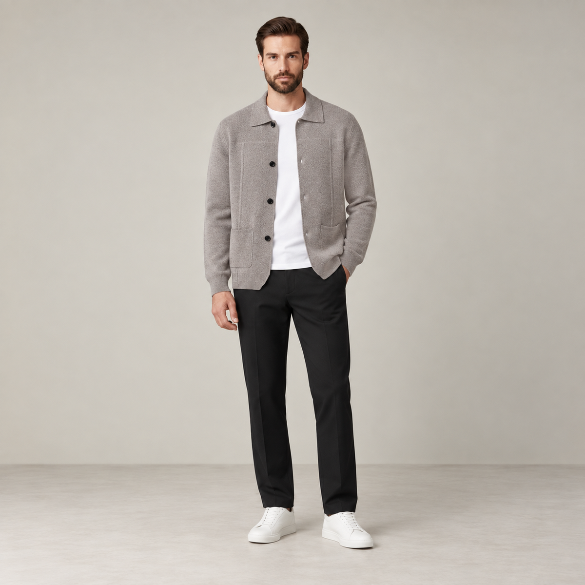 Vue portée du cardigan en cachemire beige IVAREE