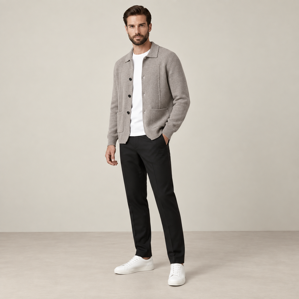 Vue trois-quarts du cardigan en cachemire beige IVAREE