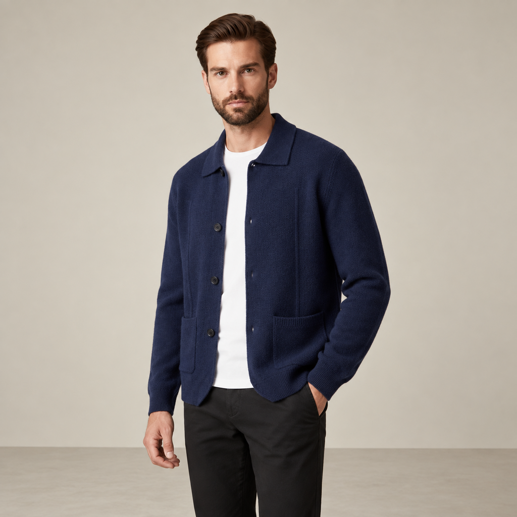 Détail du cardigan en cachemire bleu marine IVAREE