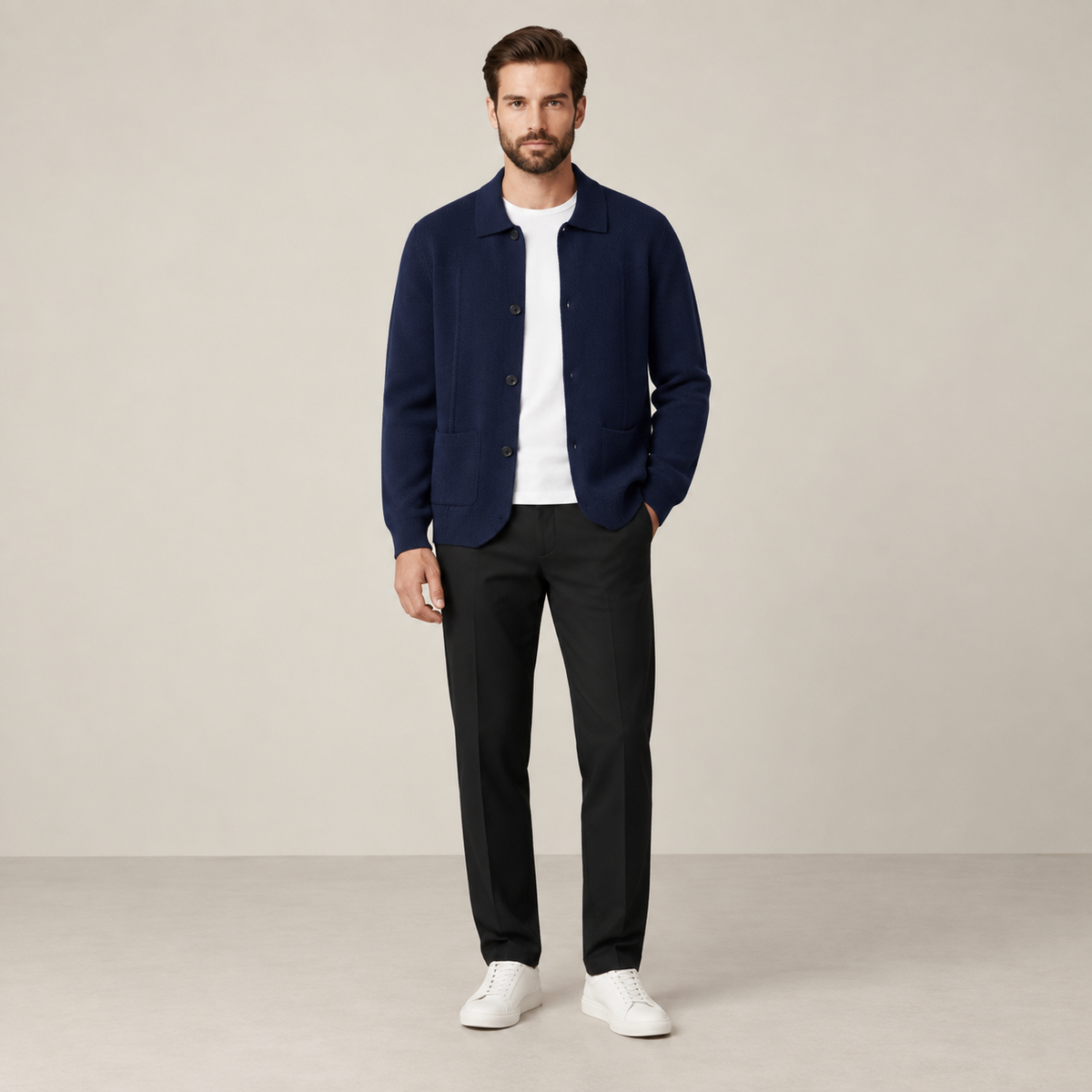 Vue de face du cardigan en cachemire bleu marine IVAREE