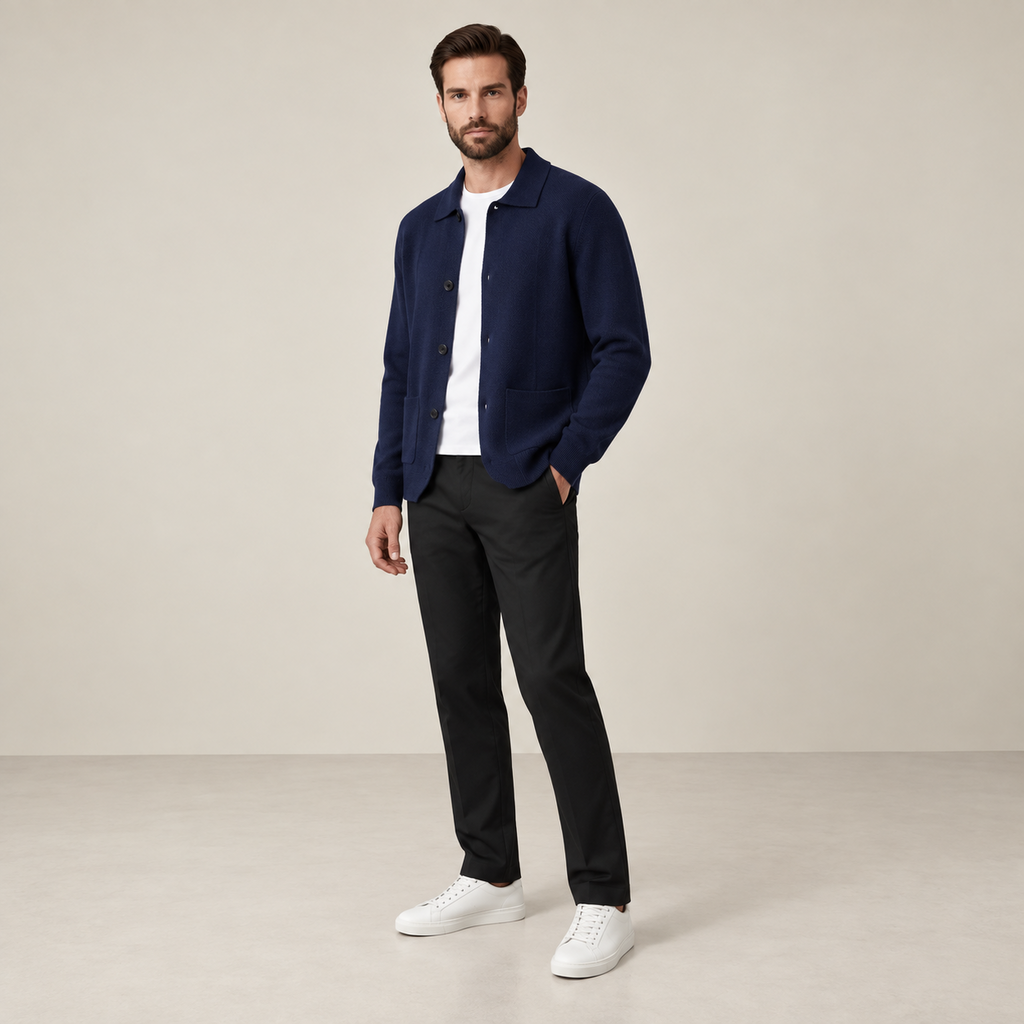 Vue trois-quarts du cardigan en cachemire bleu marine IVAREE