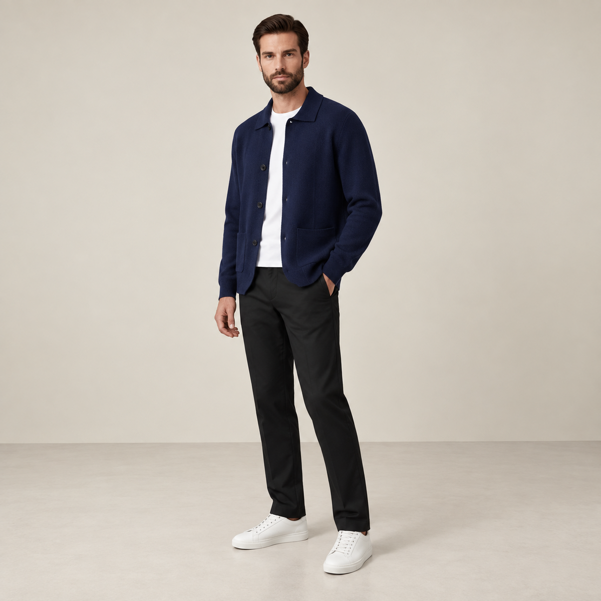 Vue trois-quarts du cardigan en cachemire bleu marine IVAREE