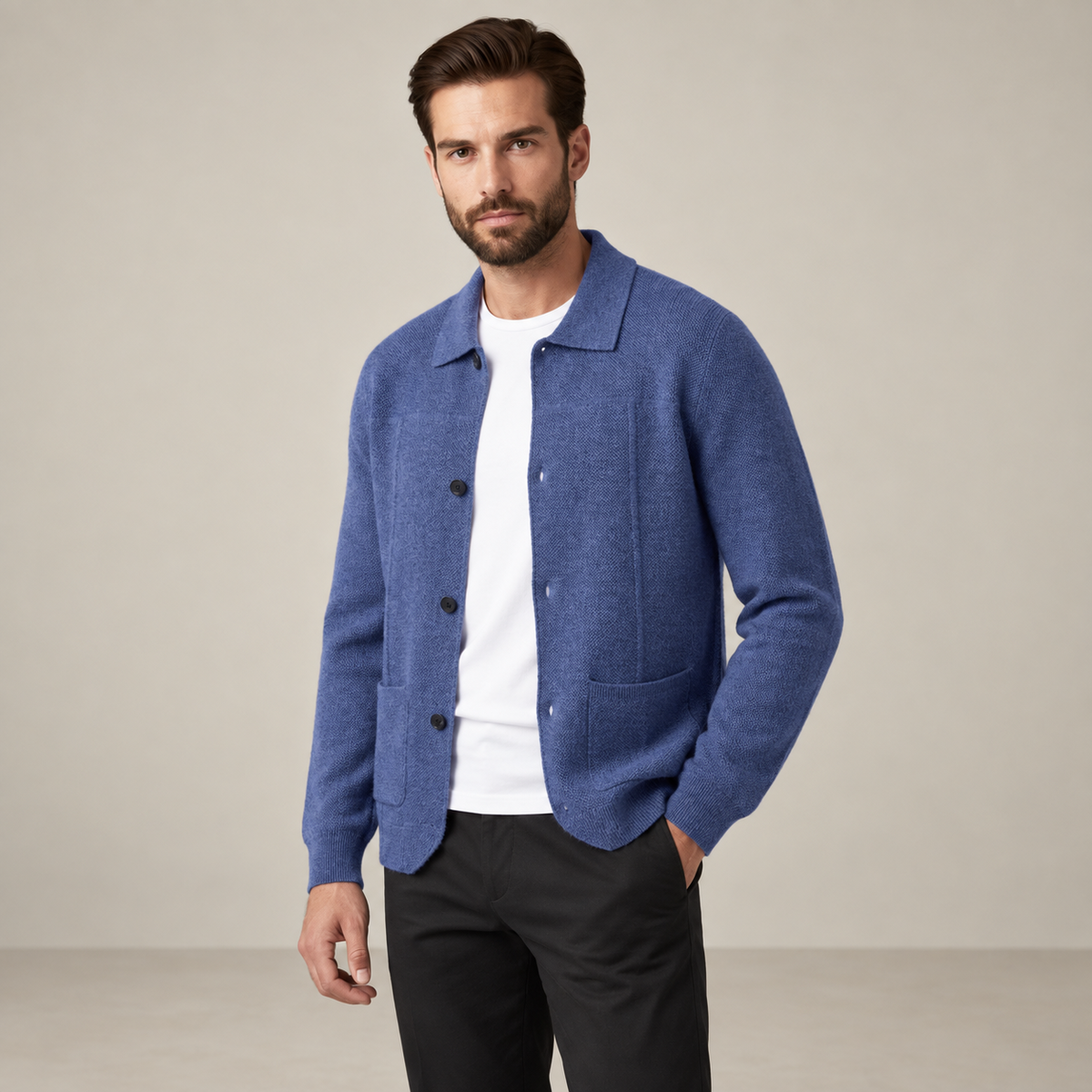 Détail du cardigan en cachemire bleu roi IVAREE
