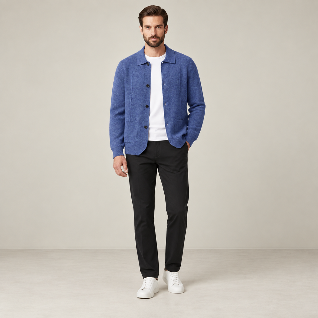 Vue portée du cardigan en cachemire bleu roi IVAREE