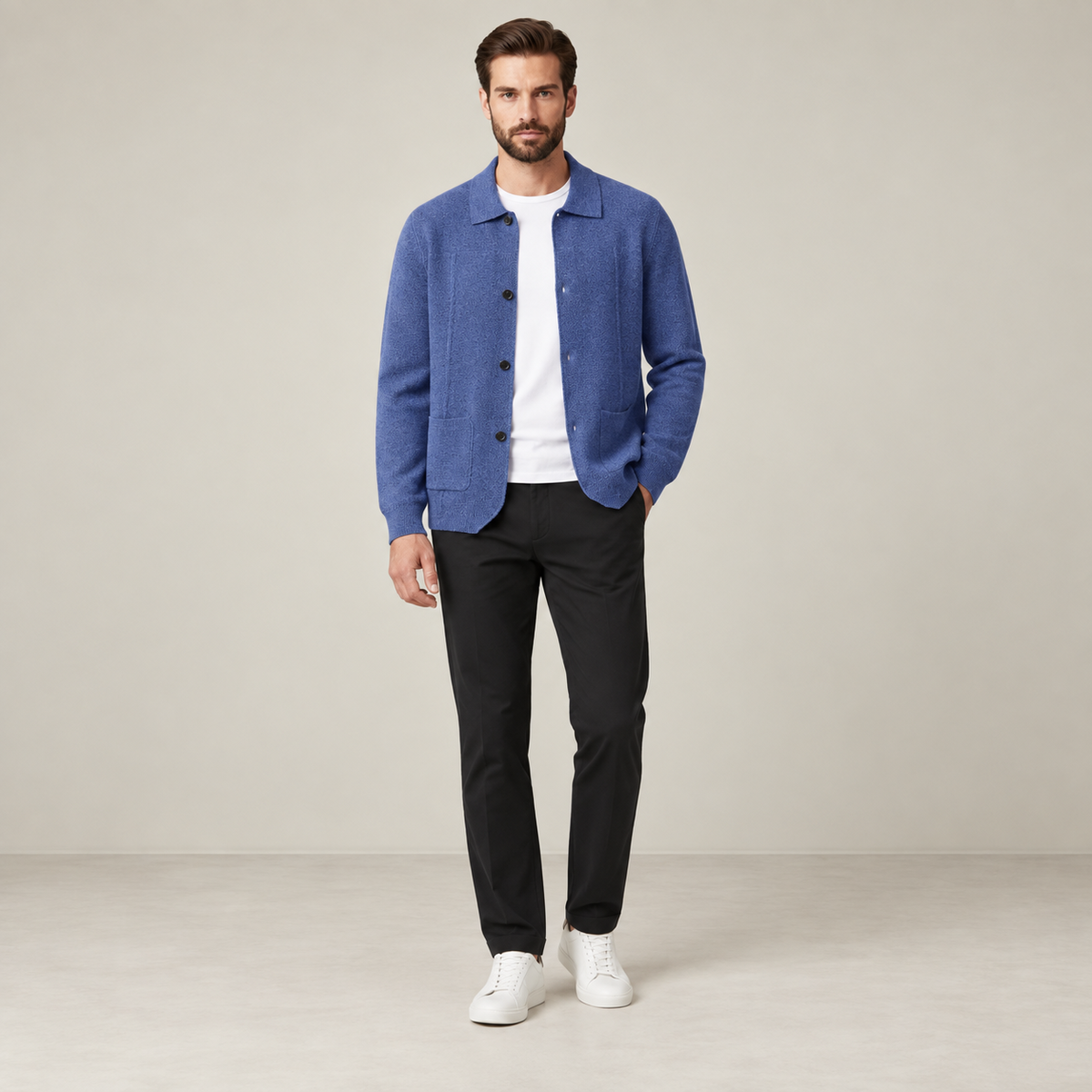 Vue portée du cardigan en cachemire bleu roi IVAREE