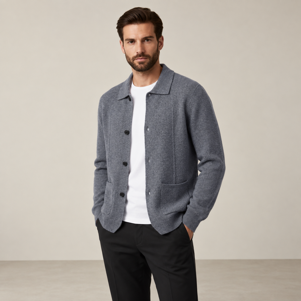 Détail du cardigan en cachemire gris IVAREE