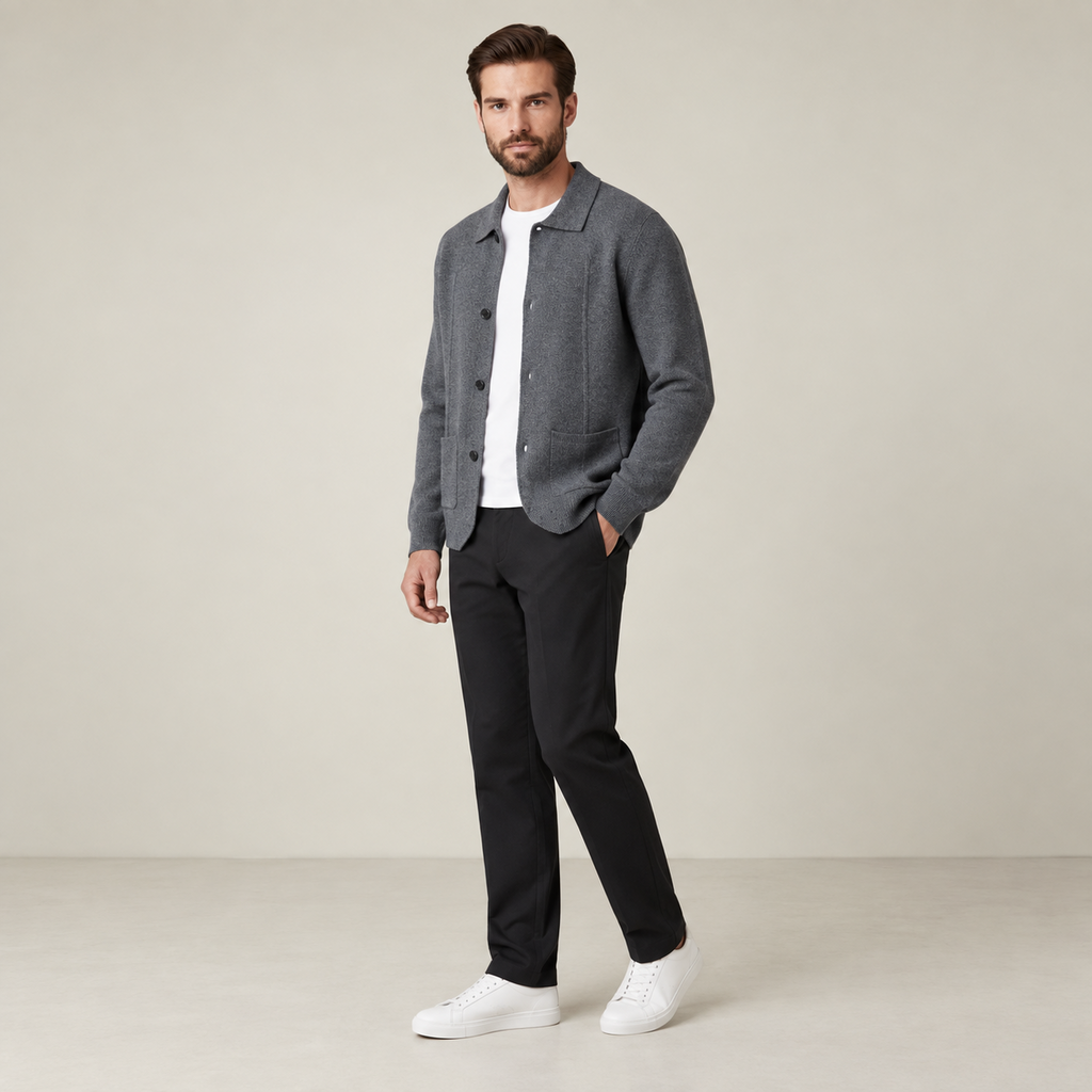 Vue trois-quarts du cardigan en cachemire gris IVAREE