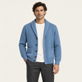 Cardigan col châle bleu porté par un mannequin IVAREE, vue de face