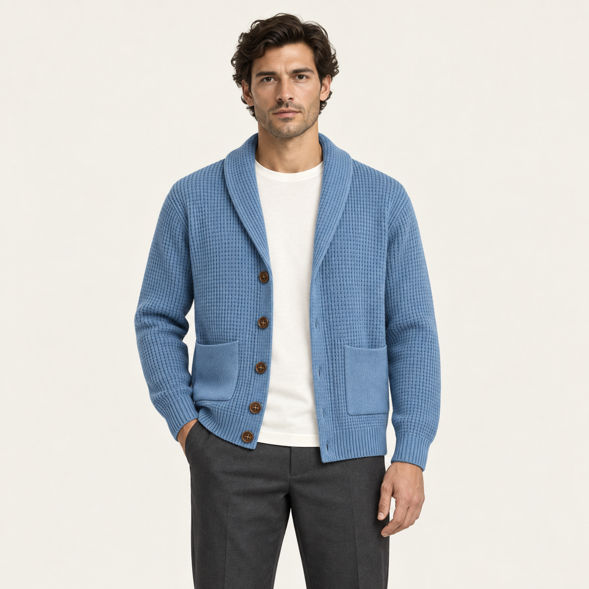 Cardigan col châle bleu porté par un mannequin IVAREE, vue de face