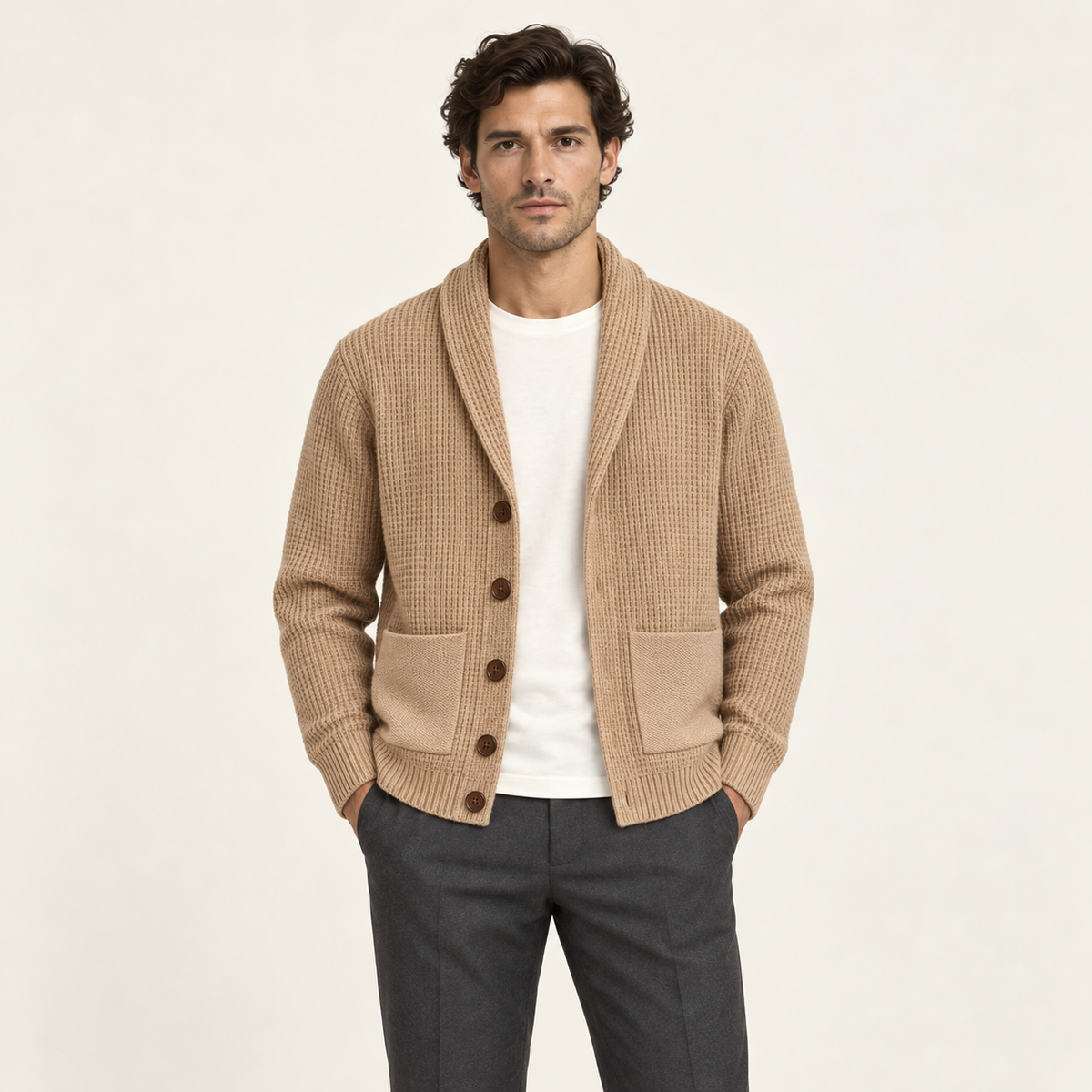 Cardigan col châle marron porté par un mannequin IVAREE, vue de face
