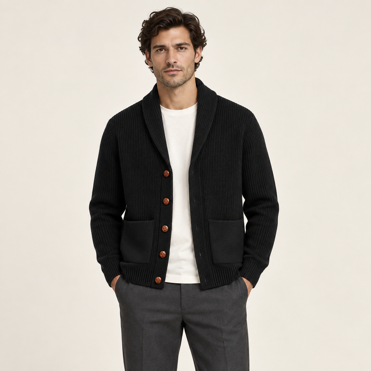 Cardigan col châle noir porté par un mannequin IVAREE, vue de face