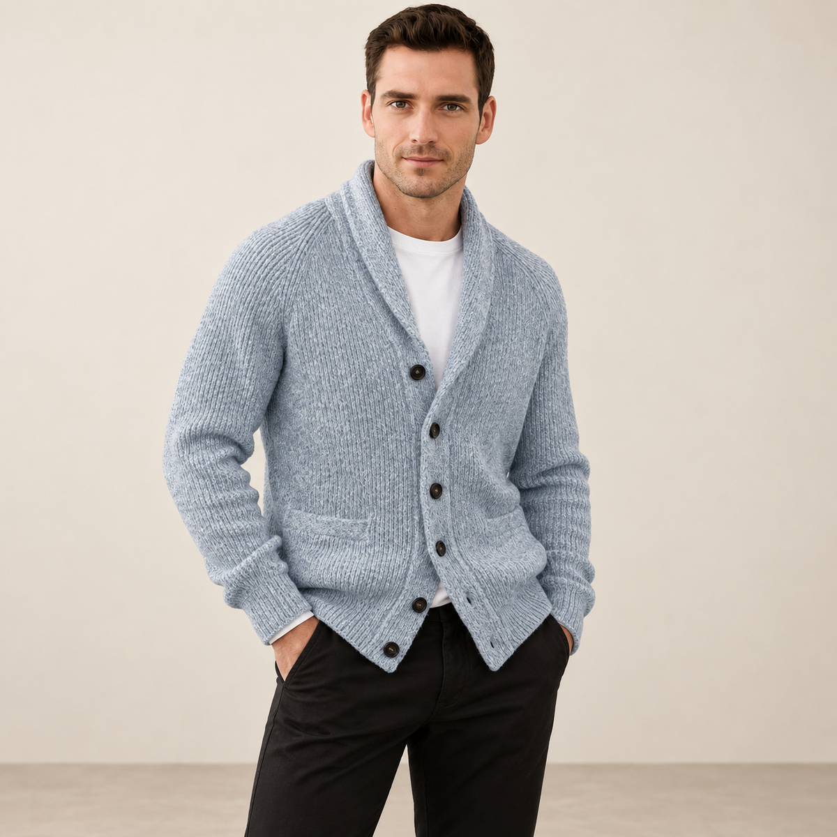 Cardigan col V côtelé bleu marine, porté de détail de coupe dans le studio IVAREE.