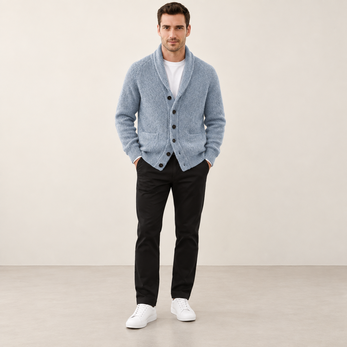 Cardigan col V côtelé bleu marine, porté de face dans le studio IVAREE.