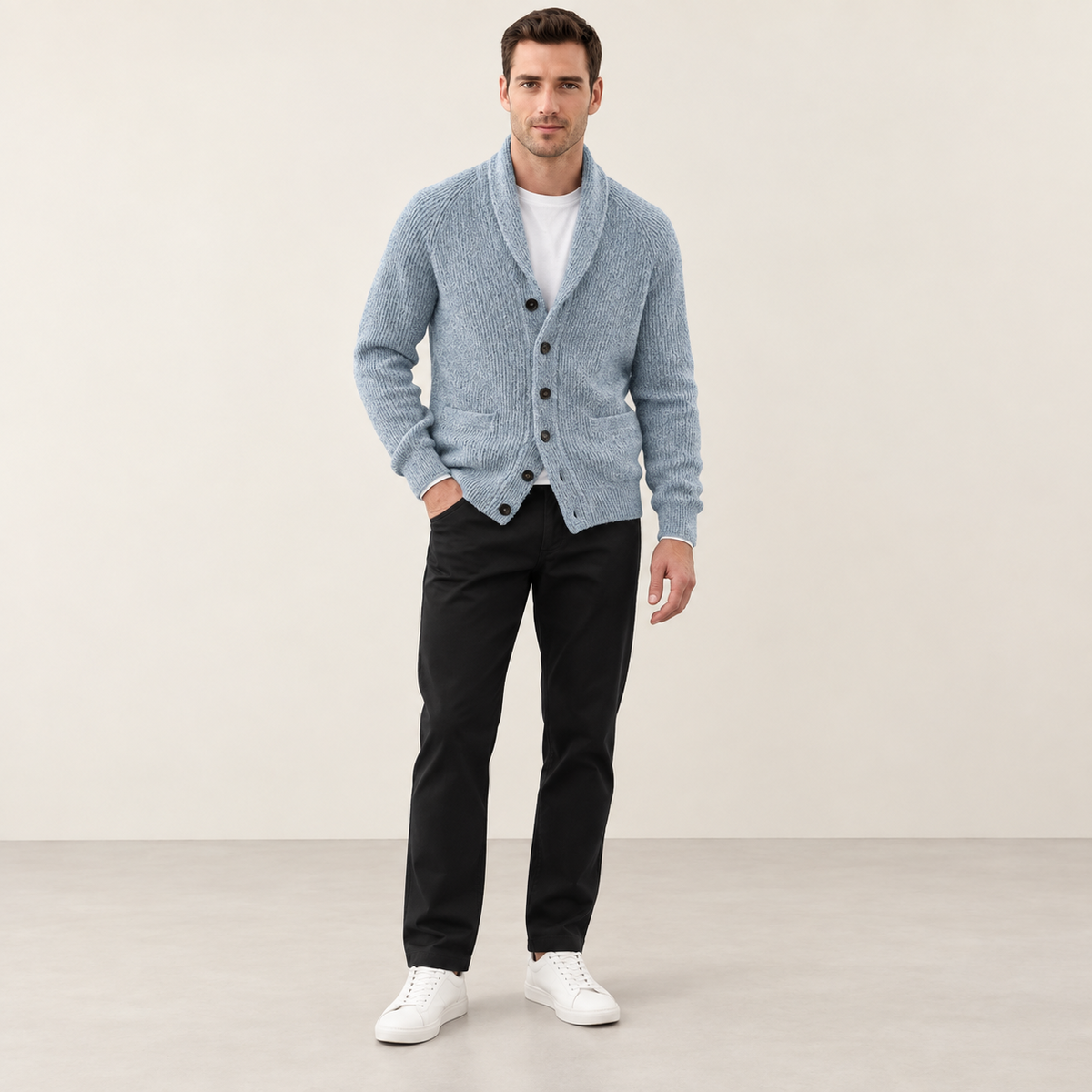 Cardigan col V côtelé bleu marine, porté de pose naturelle dans le studio IVAREE.