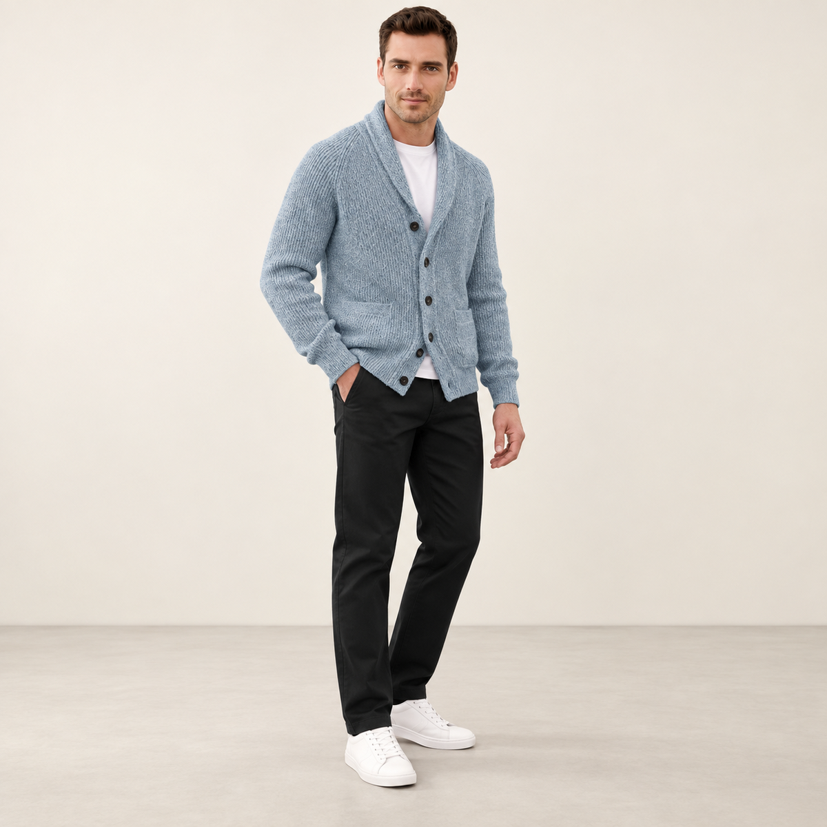 Cardigan col V côtelé bleu marine, porté de trois-quarts dans le studio IVAREE.