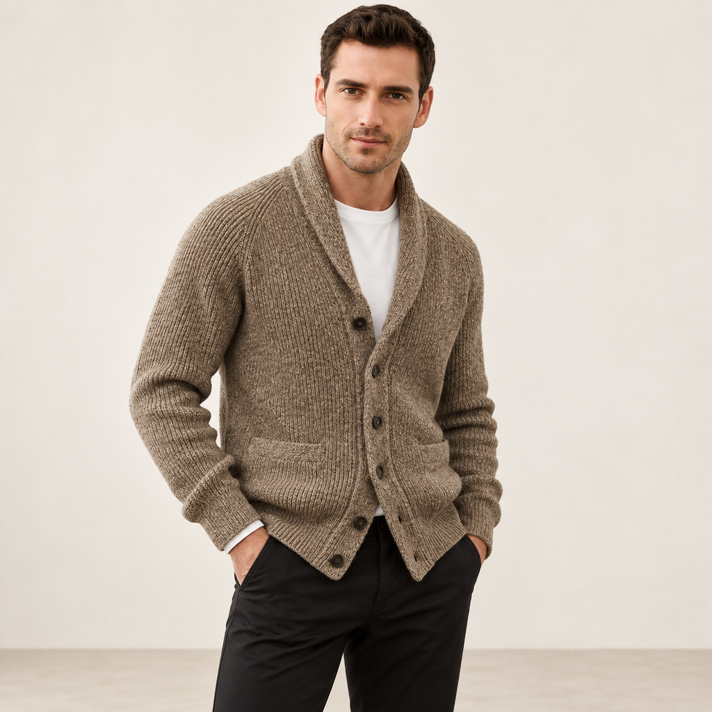 Cardigan col V côtelé camel, porté de détail de coupe dans le studio IVAREE.