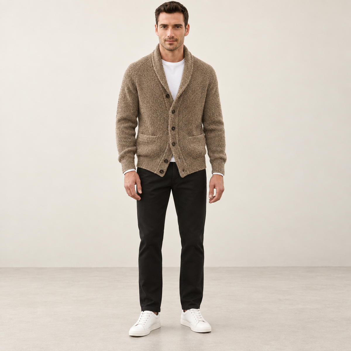 Cardigan col V côtelé camel, porté de face dans le studio IVAREE.