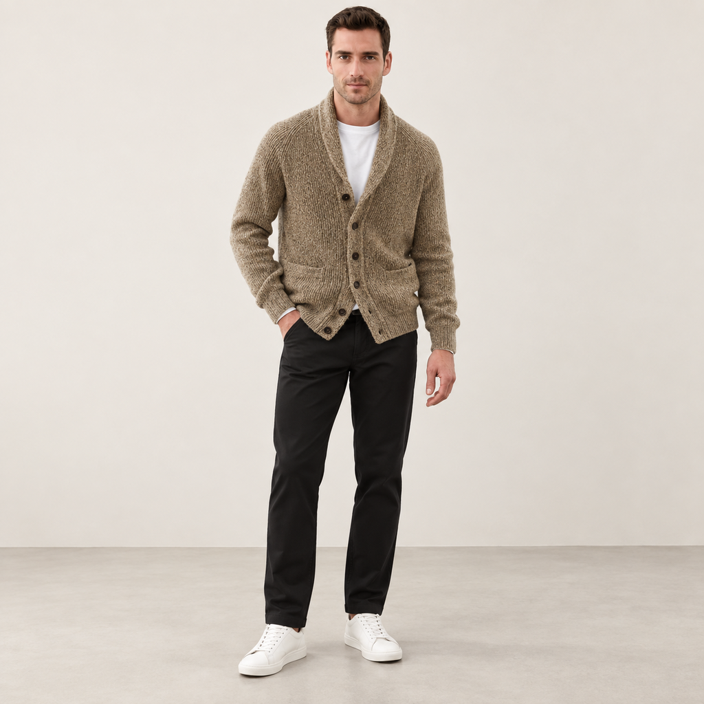 Cardigan col V côtelé camel, porté de pose naturelle dans le studio IVAREE.