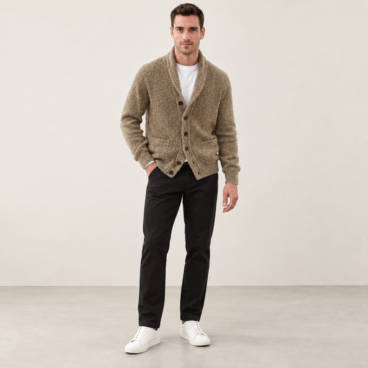 Cardigan col V côtelé camel, porté de pose naturelle dans le studio IVAREE.