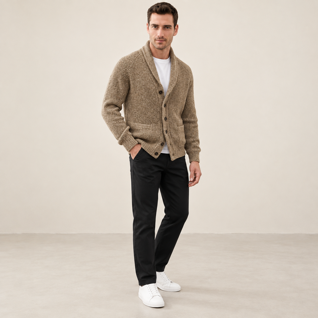 Cardigan col V côtelé camel, porté de trois-quarts dans le studio IVAREE.