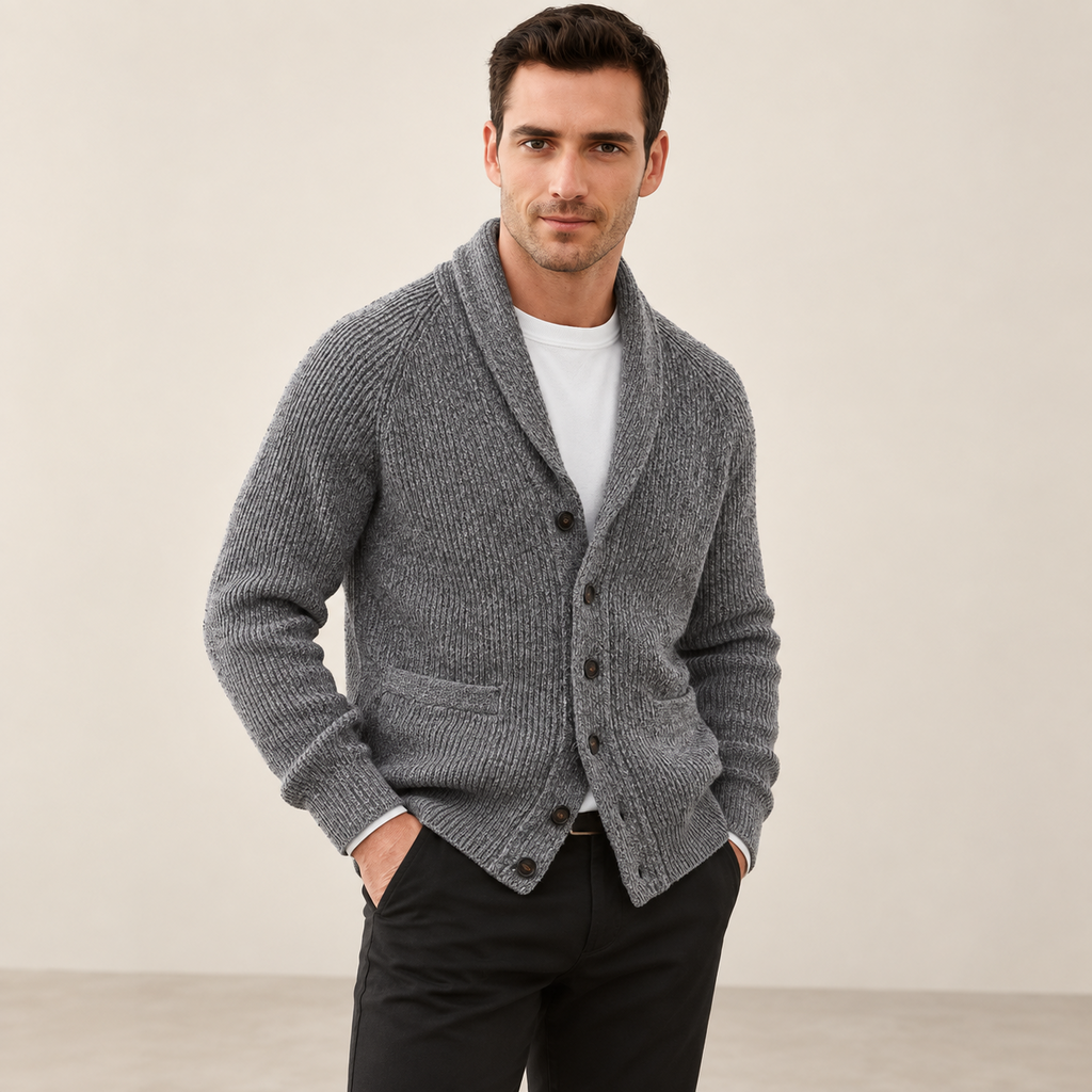 Cardigan col V côtelé gris, porté de détail de coupe dans le studio IVAREE.