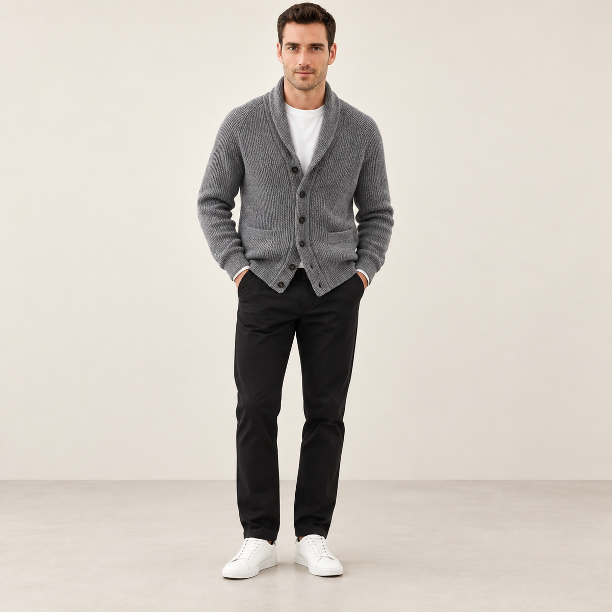 Cardigan col V côtelé gris, porté de face dans le studio IVAREE.
