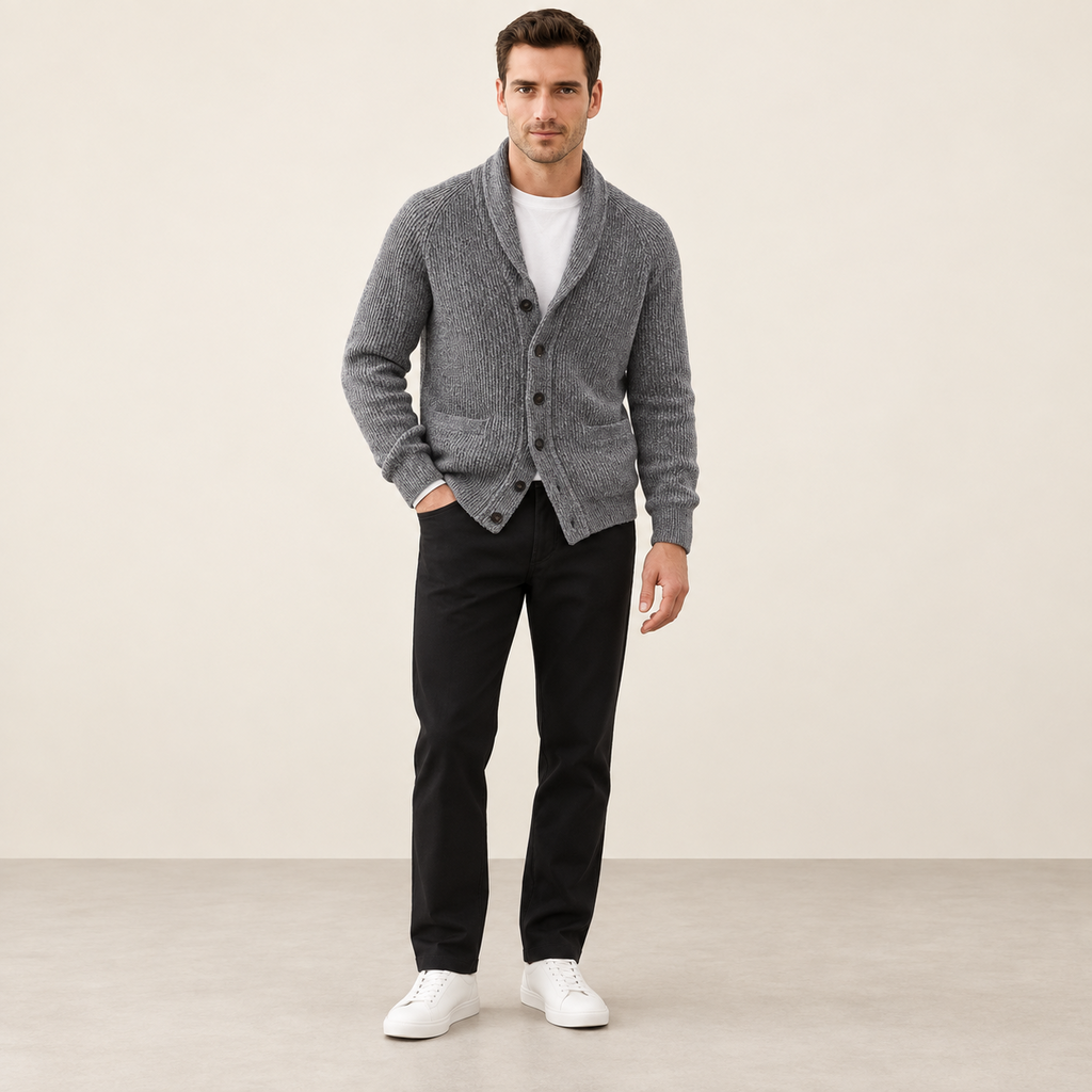 Cardigan col V côtelé gris, porté de pose naturelle dans le studio IVAREE.