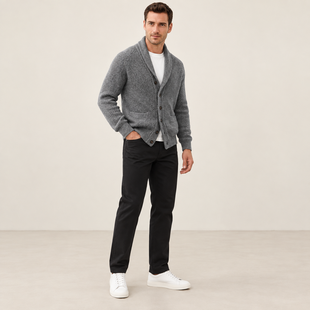 Cardigan col V côtelé gris, porté de trois-quarts dans le studio IVAREE.