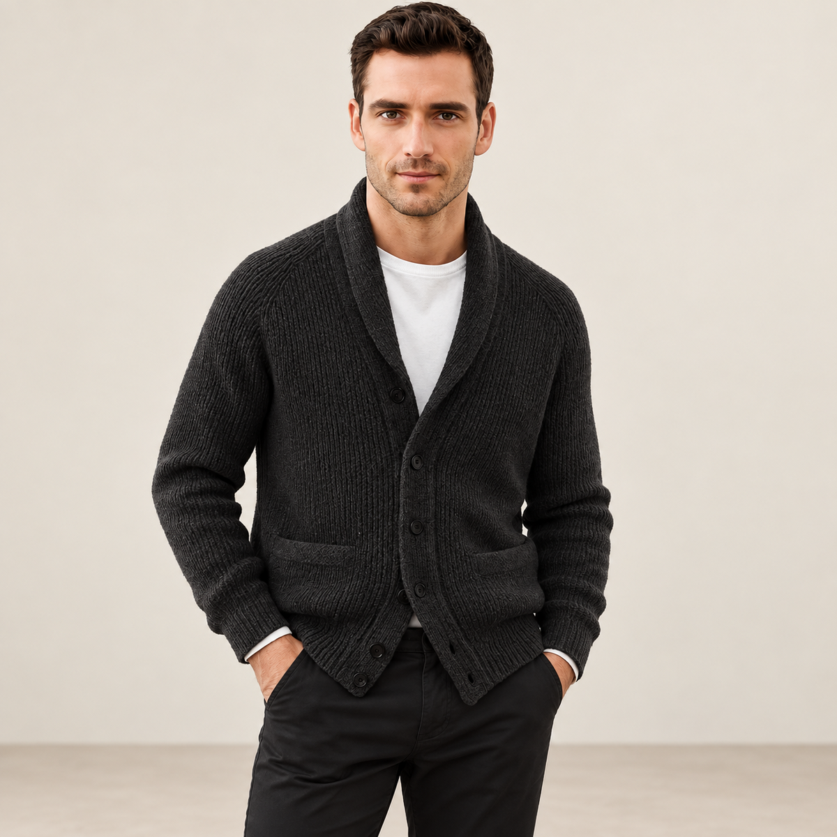Cardigan col V côtelé noir, porté de détail de coupe dans le studio IVAREE.
