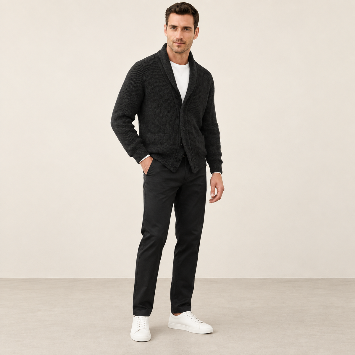 Cardigan col V côtelé noir, porté de trois-quarts dans le studio IVAREE.