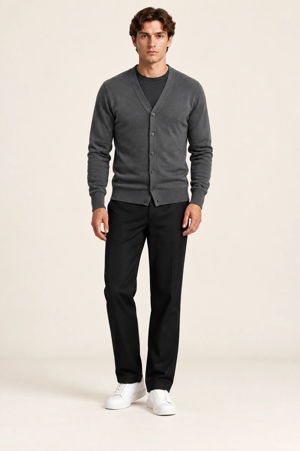 Cardigan gris foncé à col V, vue de face dans le studio IVAREE.