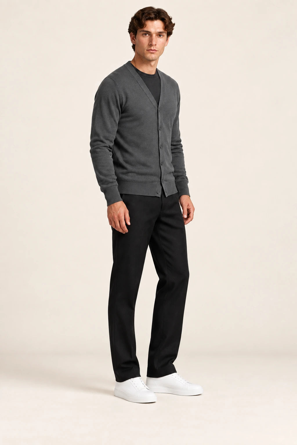 Cardigan gris foncé à col V, vue de trois-quarts dans le studio IVAREE.