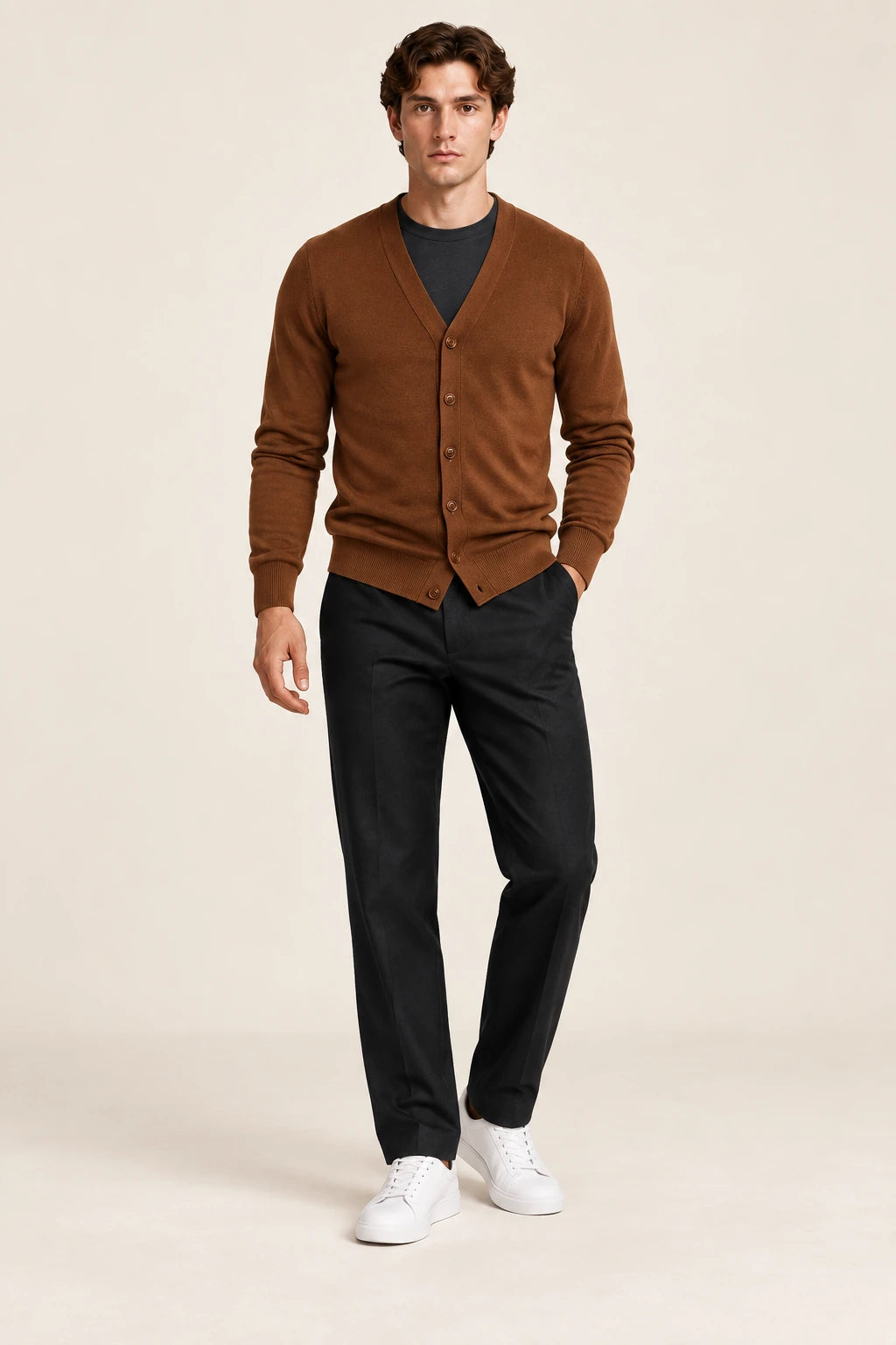 Cardigan marron foncé à col V, vue de face dans le studio IVAREE.