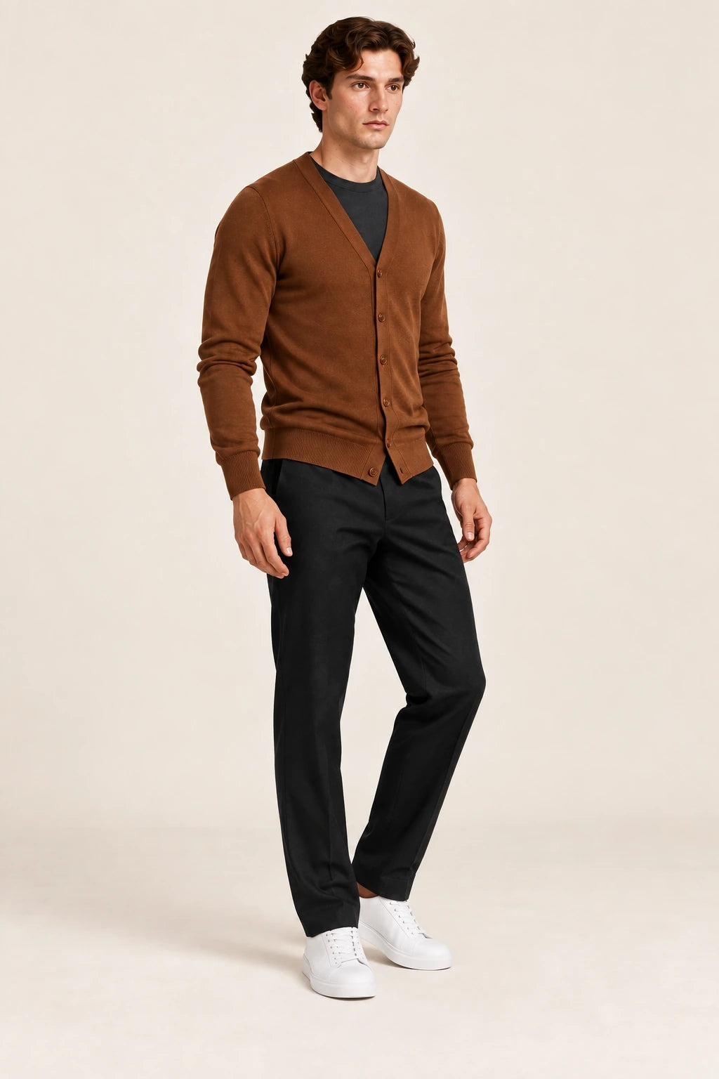 Cardigan marron foncé à col V, vue de trois-quarts dans le studio IVAREE.