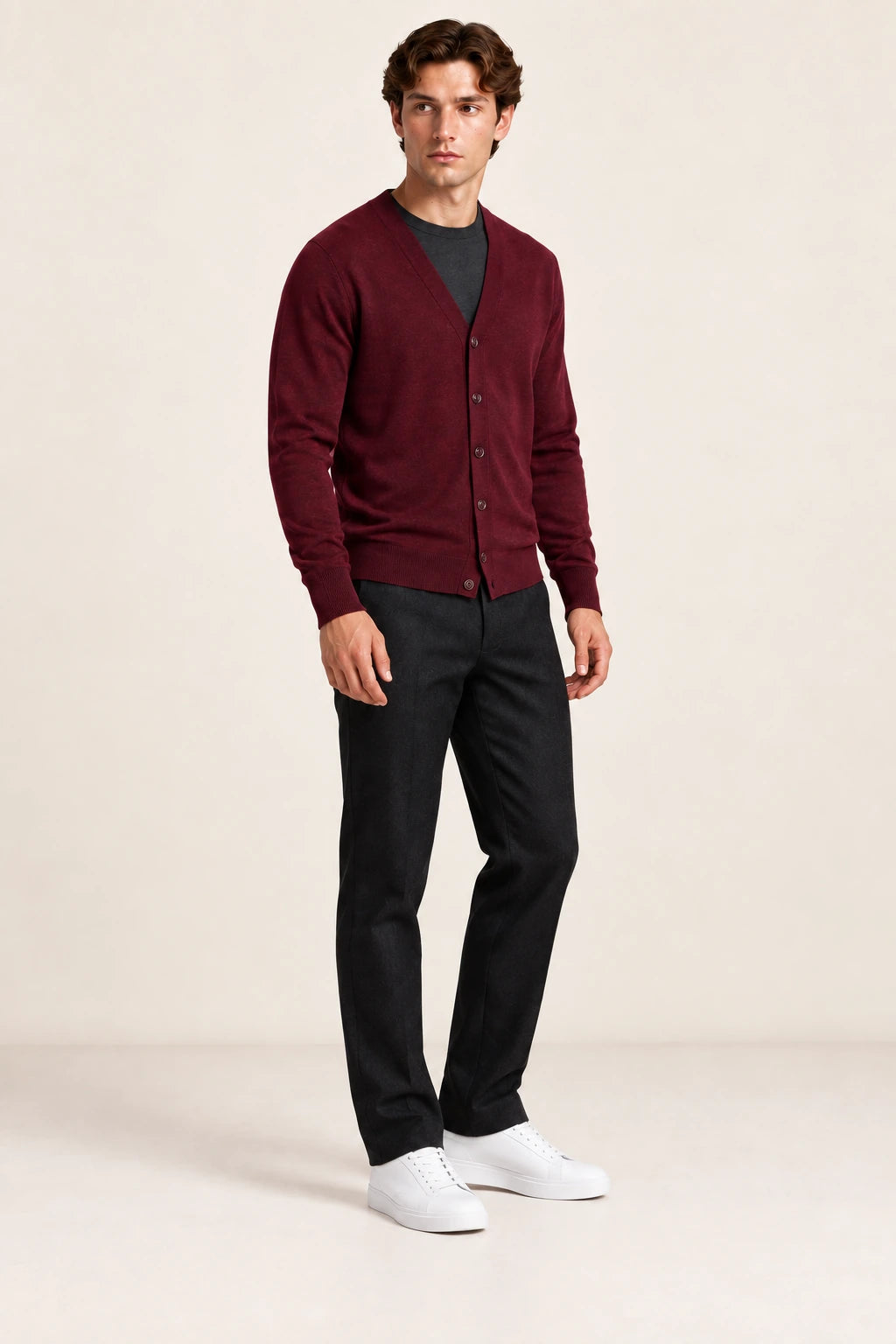 Cardigan rouge foncé à col V, vue de trois-quarts dans le studio IVAREE.