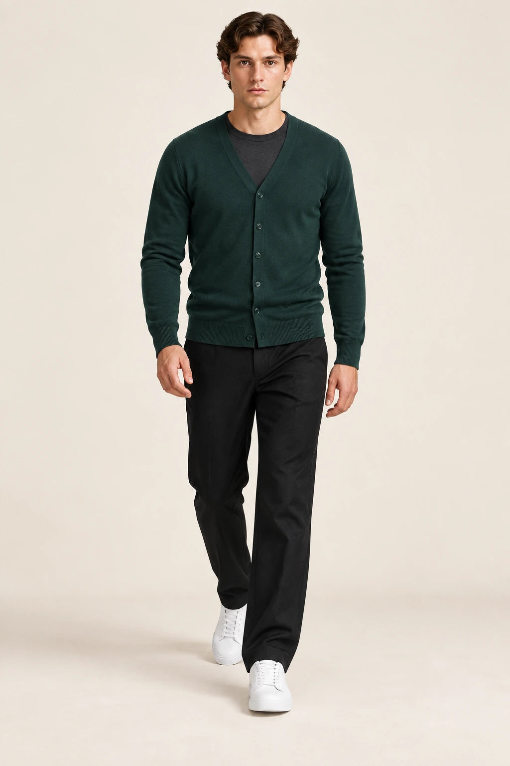 Cardigan vert foncé à col V, vue de face dans le studio IVAREE.