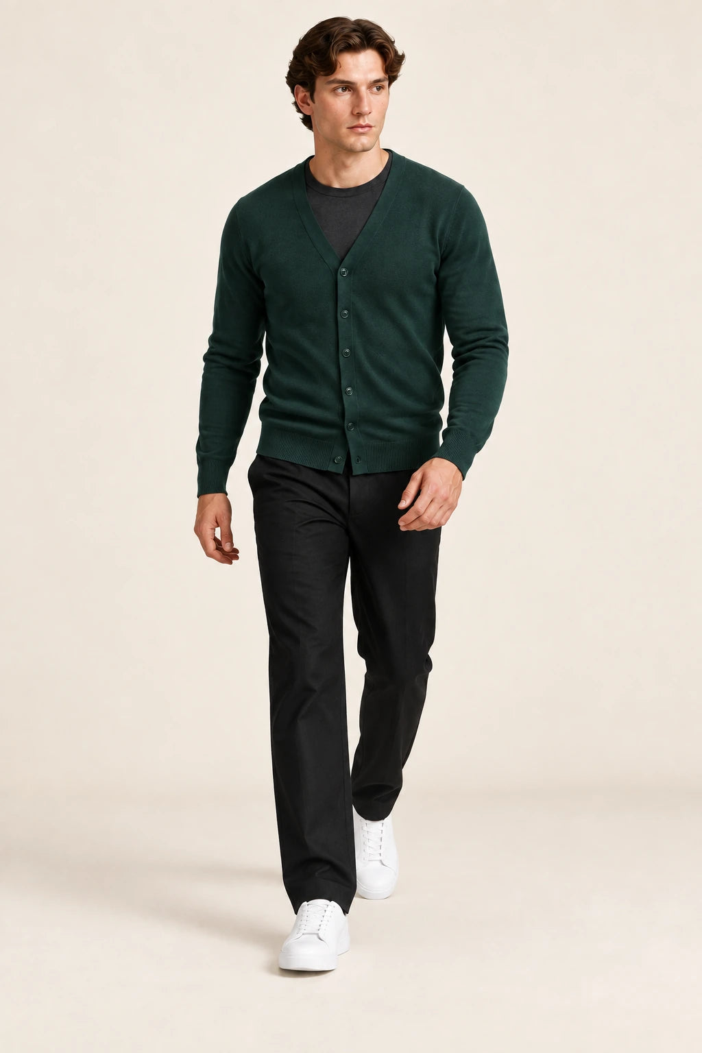Cardigan vert foncé à col V, vue de trois-quarts dans le studio IVAREE.