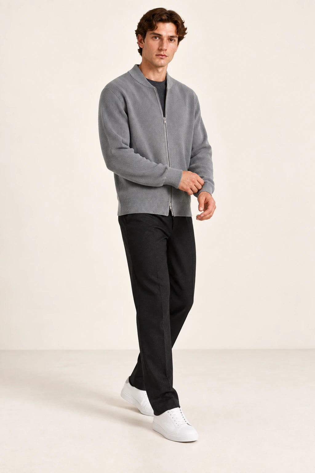 Cardigan gris en maille côtelée fine, troisième vue avec ajustement du poignet dans le studio IVAREE.