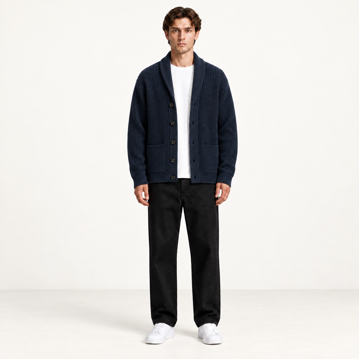 Cardigan doublé polaire bleu marine à col châle, porté de face dans le studio IVAREE.
