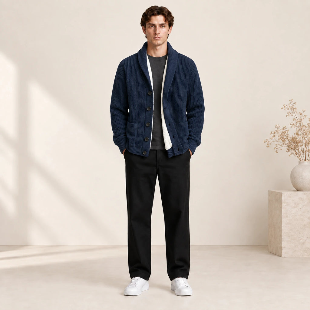 Cardigan doublé polaire bleu marine à col châle, porté de face dans le studio IVAREE.