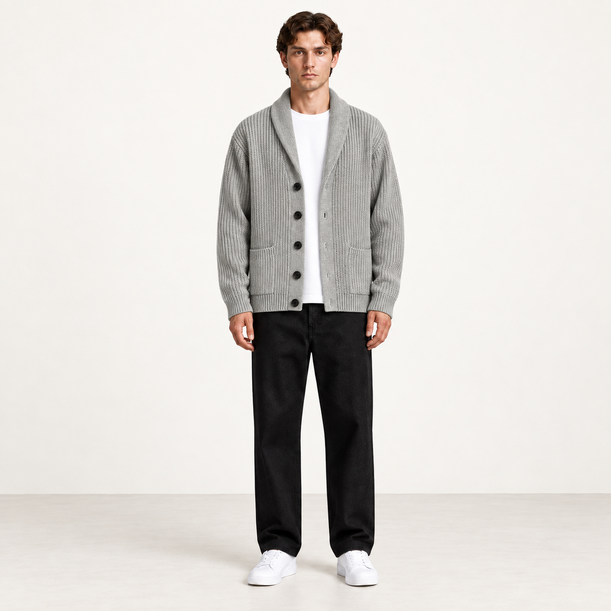 Cardigan doublé polaire gris clair à col châle, porté de face dans le studio IVAREE.