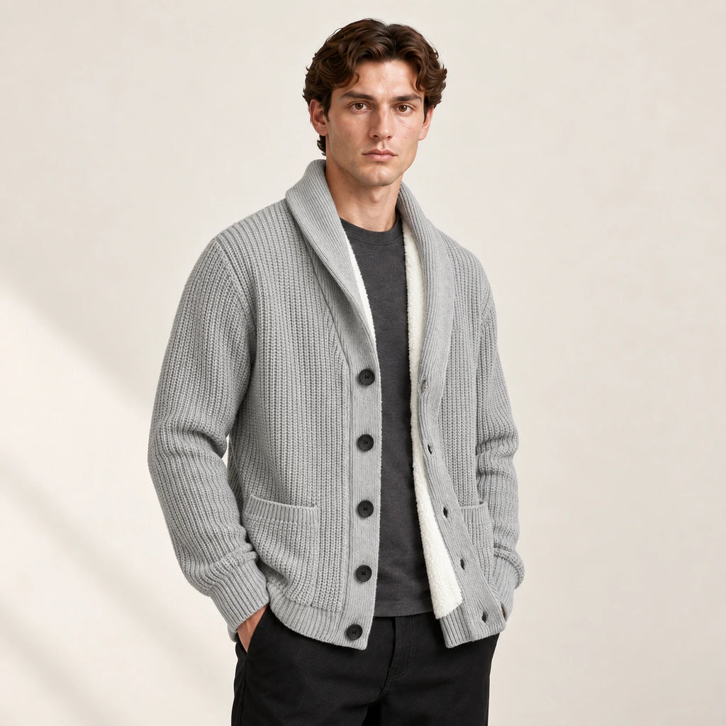 Cardigan doublé polaire gris clair à col châle, vu de trois-quarts avant dans le studio IVAREE.