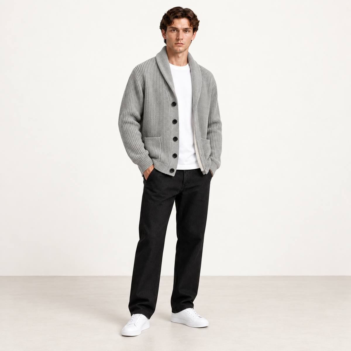 Cardigan doublé polaire gris clair à col châle, porté de trois-quarts dans le studio IVAREE.