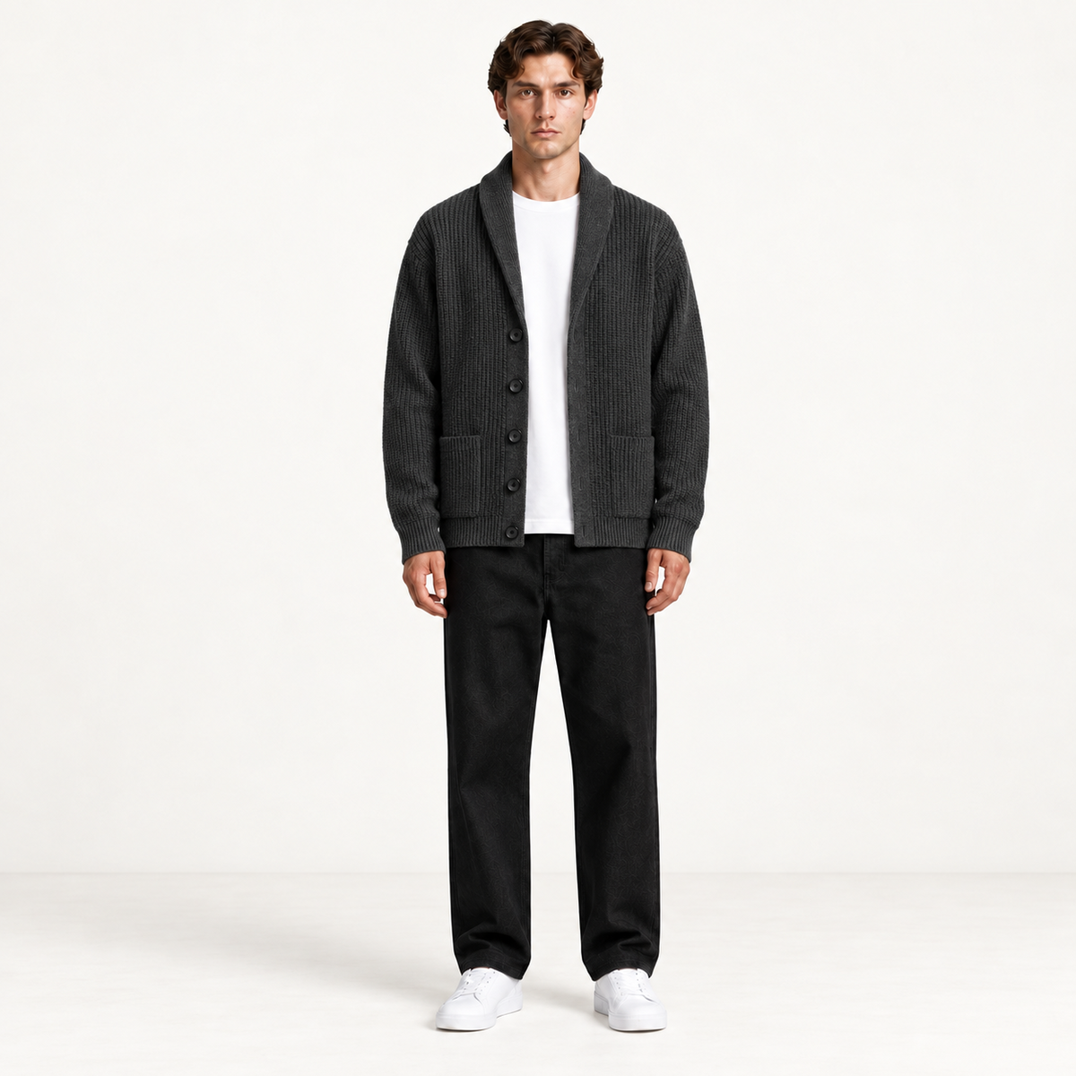 Cardigan doublé polaire gris foncé à col châle, porté de face dans le studio IVAREE.