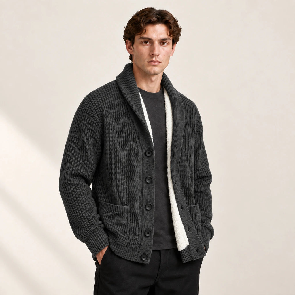 Cardigan doublé polaire gris foncé à col châle, vu de trois-quarts avant dans le studio IVAREE.