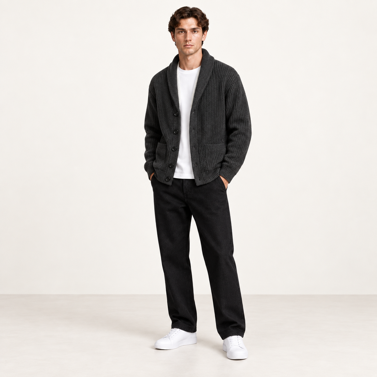 Cardigan doublé polaire gris foncé à col châle, porté de trois-quarts dans le studio IVAREE.