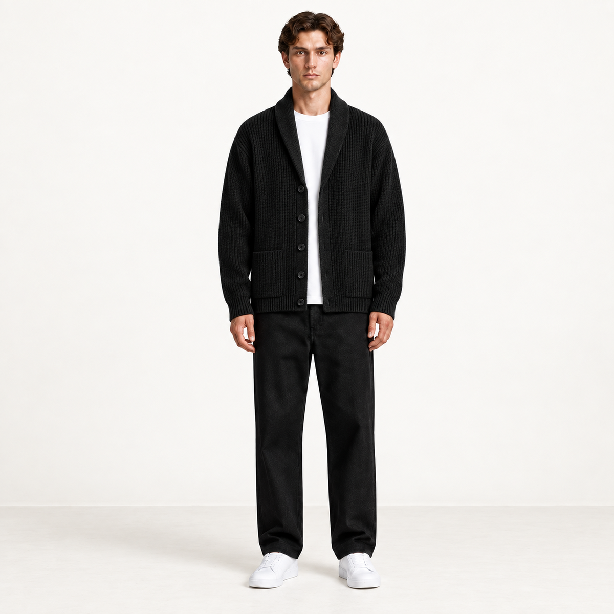 Cardigan doublé polaire noir à col châle, porté de face dans le studio IVAREE.