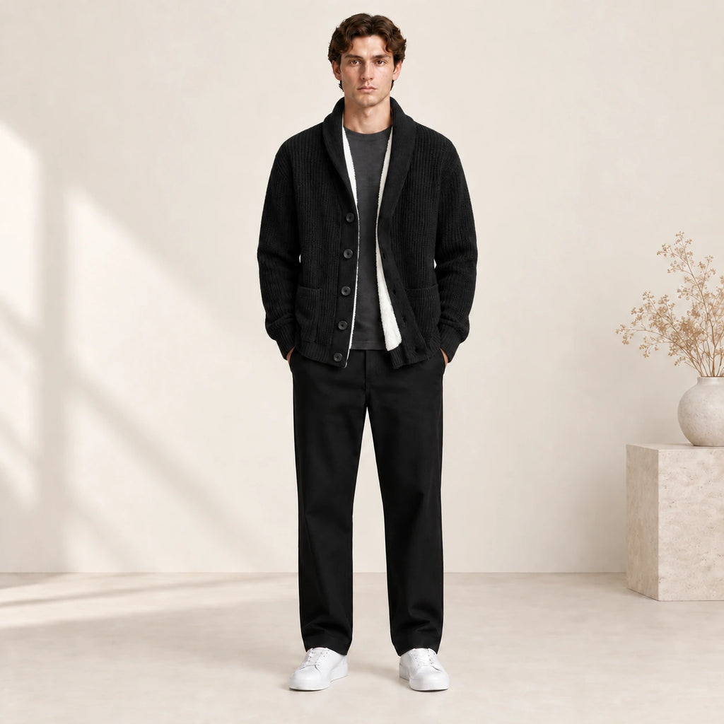 Cardigan doublé polaire noir à col châle, porté de face dans le studio IVAREE.